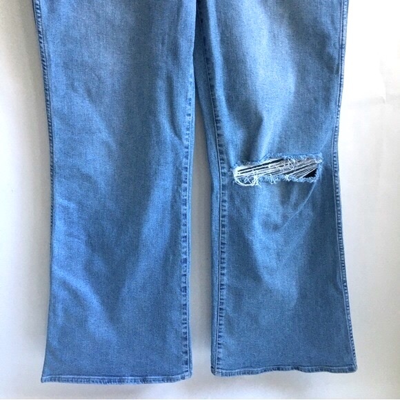Madewell 11” High Rise Flare Jeans Knee Rip Edition in Eversfield Wash Size 33P - Picture 8 of 17